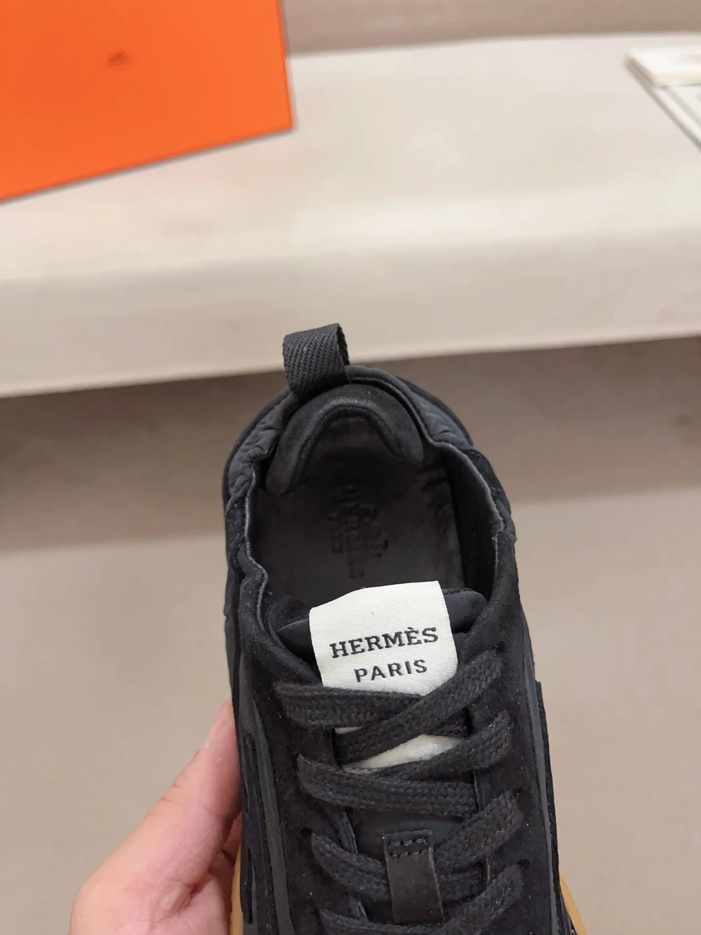 Men's men's shoes 💰: 720💰 Hermes top version # Couple style 💏 24ss casual sneakers Suede goatskin sneakers decorated with contrasting patterns and iconic "H" details, beautifully packaged at the delivery counter 🛍📦 Fabric: suede + cowhide Lining: mixed sheep lining Outsole: original TPU Bottom thickness: 2CM Size: 35-44